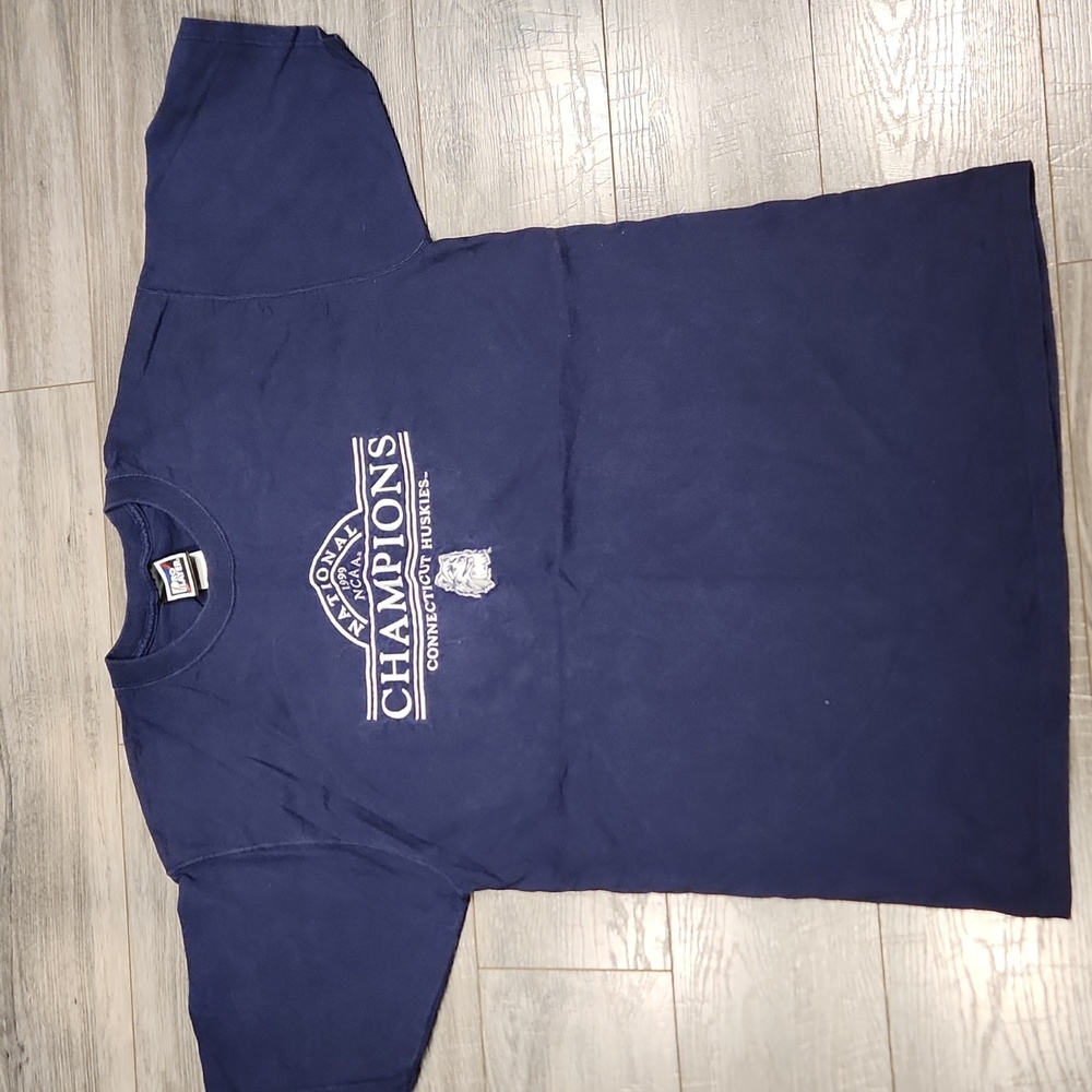 EUC Vtg. Pro Layer 1999 Connecticut Huskies National Champions sz L tshirt